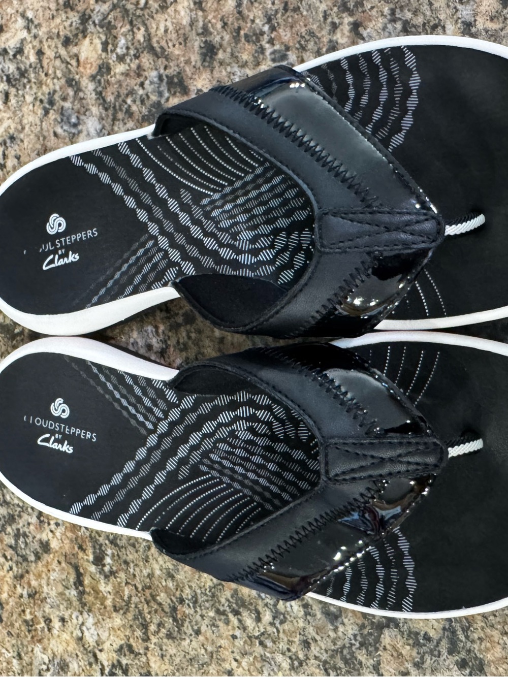 Clarks Women's Black Patent Sunni Surf Soft Cushion Flip Flops Sandals Size 7 - Picture 8 of 8